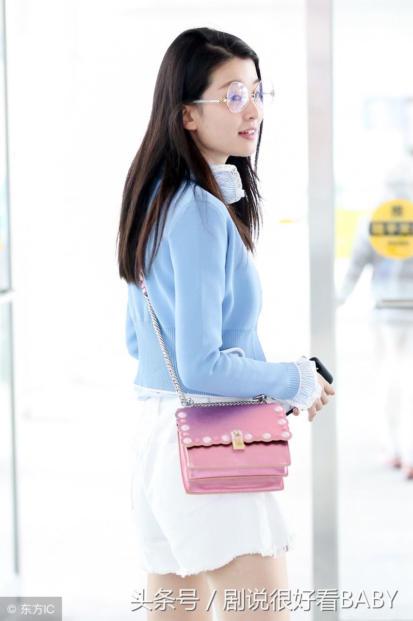 乔欣短裤造型尽显时尚清纯风，大长腿抢镜，网友:眼镜看着别扭