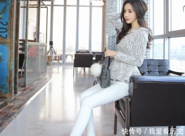 『展现』牛仔裤美女的穿搭展现视觉上的美感,靓丽而优雅!