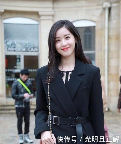 『 章泽天』越来越有贵妇范儿，穿普通黑西装都像女强人，章泽天嫁给刘强东后