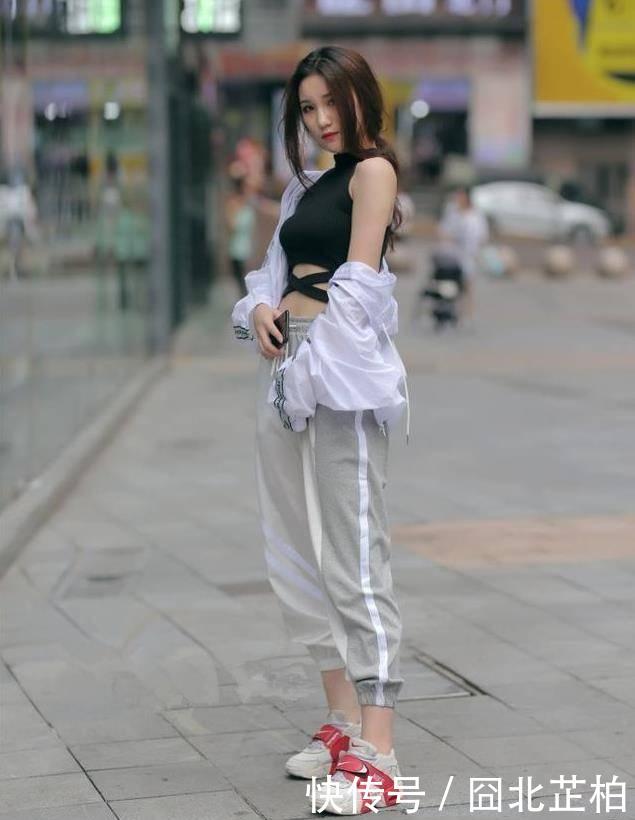 『别致』街拍:身材高挑的气质美女,黑色大衣别致腰带设计,腰身更显纤细