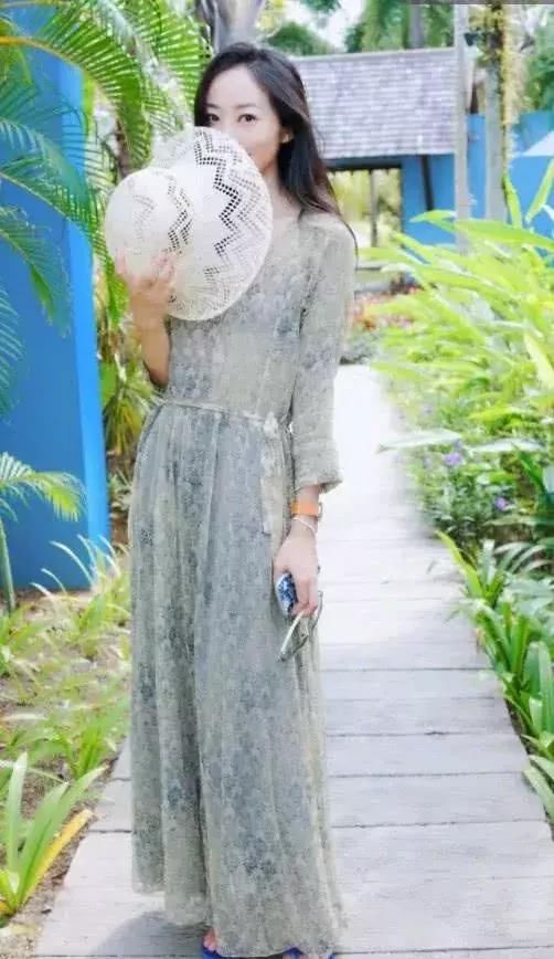 红黑拼接的晚礼服尽显优雅，韩雪一笑倾城，下一个贝微微？