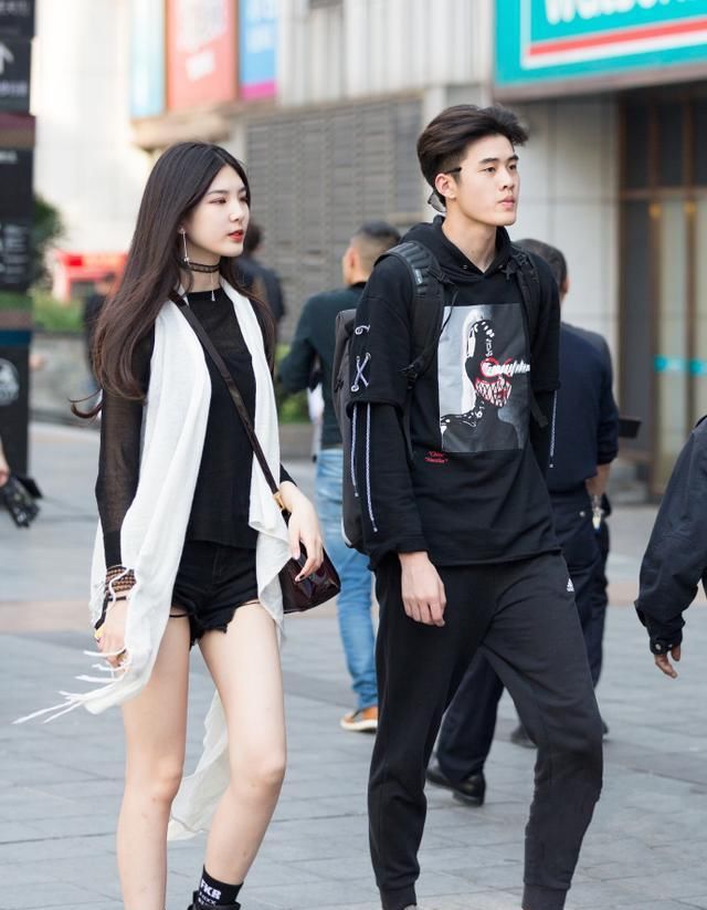  「短裙」街拍:清新可人的美女,一件白色一字肩配牛仔短裙,曼妙好身材