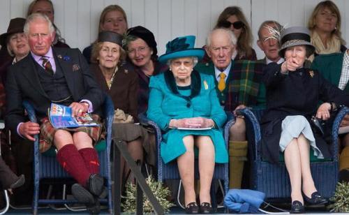 英女王携王室成员亮相高地运动会查尔斯王子一身短裙实力吸睛