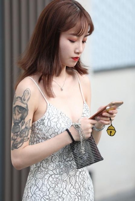 刚搬新居的呆萌小女生，吊带搭牛仔裤的美女，曲线毕露好吸睛!