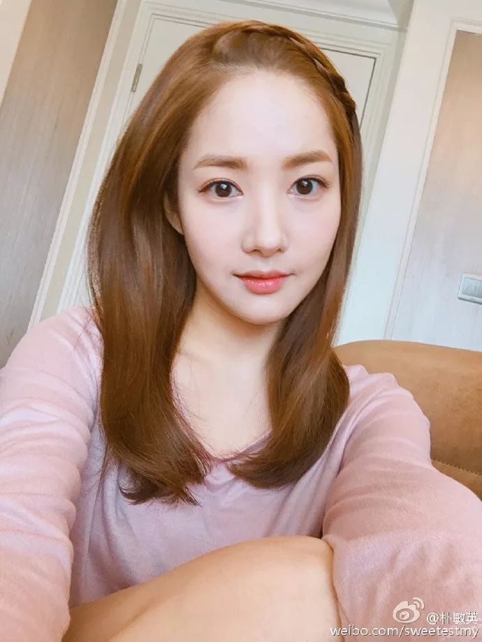 朴敏英到底往脸上打了什么?Q弹的水光肌让人目不转睛!