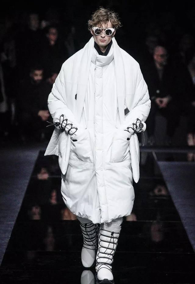 「延续」85岁的Armani先生,一直延续自己的风格,优雅简约的更加年轻化