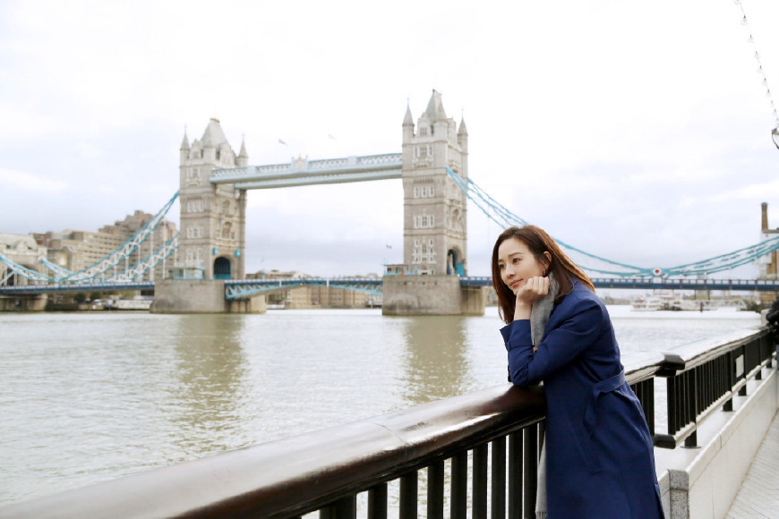 36岁张钧甯身着一袭深V长裙亮相，精致又有女人味