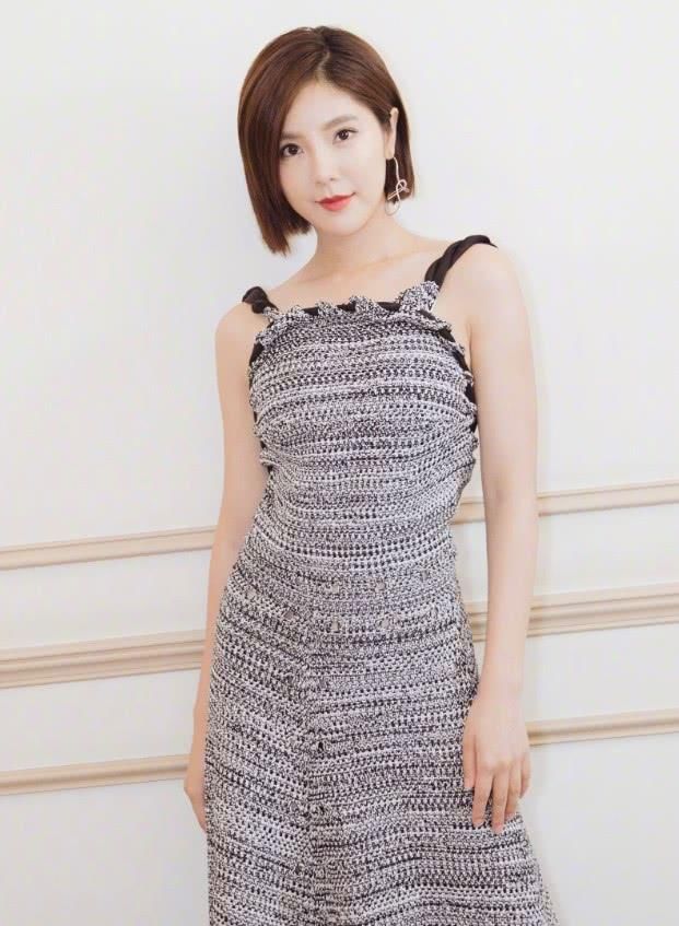 赵奕欢穿吊带连衣裙，带子好像两根粗麻绳，转身秀美背更惊艳！
