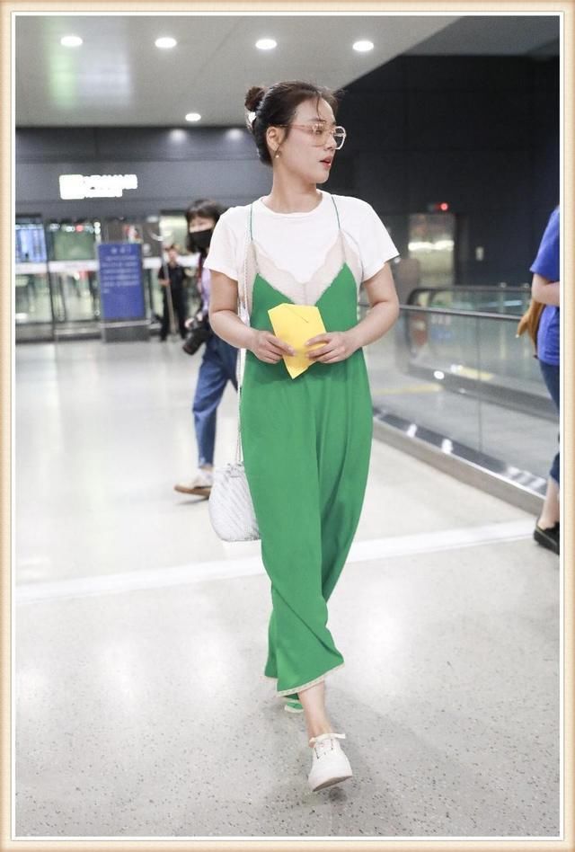 当马思纯和张俪同穿绿色吊带裙，才知道露肩与不露肩的差距有多大