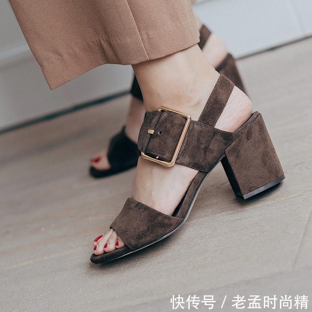 新款真皮一■专门解救懒人的时尚凉鞋,穿脱基本不用手,搭配什么都好看!