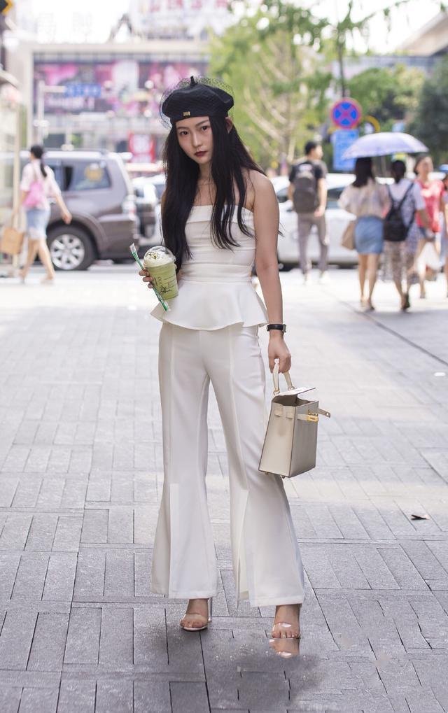 街拍：清纯长发美女丝质连衣裙上街，搭配小高跟非常性感有范儿！