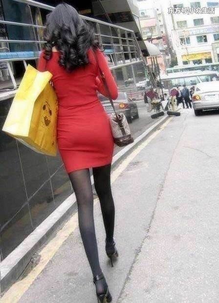 街拍:拥有大美腿的小姐姐,图2姑娘阳光下被“烤”,一脸无奈!