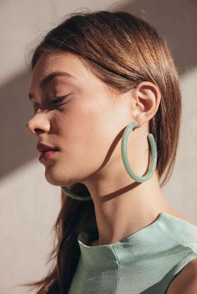 好看的配饰那么多，为啥时装精们都在戴这款？