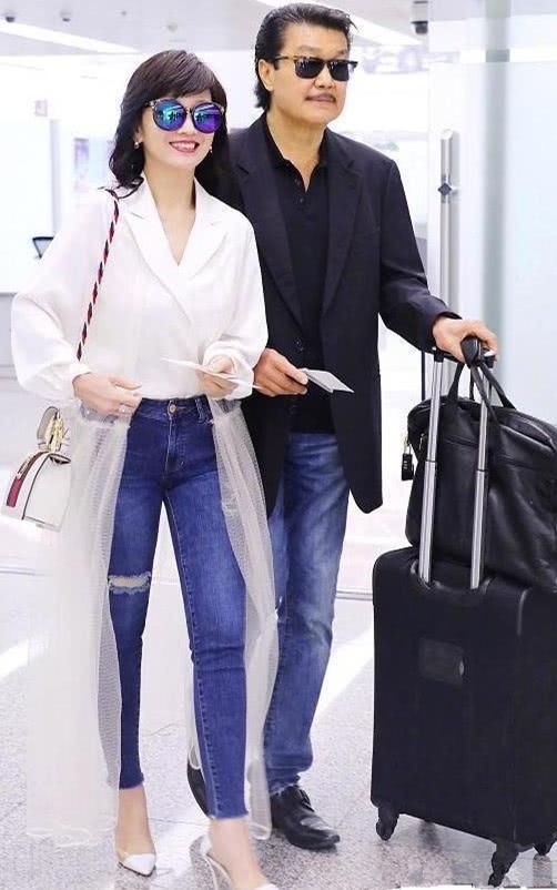 赵雅芝穿蓝色牛仔裤现身，紧到勒出“三角区”64岁不要太拼了吧？