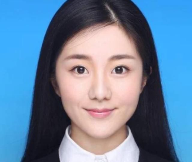  女生@女生拍证件照时，记住这4个“小心机”，轻松拍出“女神照”