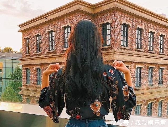 牛仔裤小姐姐身材真好，浑身上下充满着青春时尚！