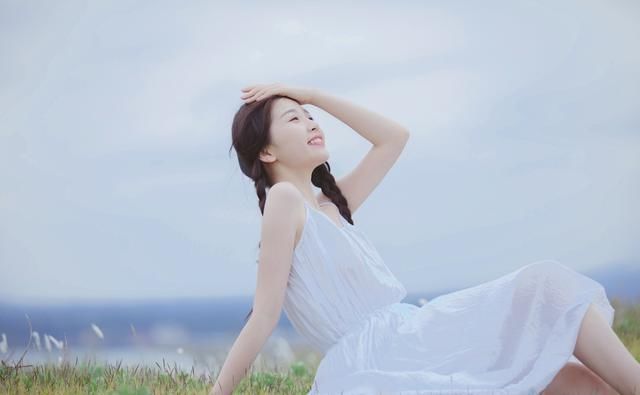  『吊带』因下一站幸福取得成功吸粉，今穿乳白色吊带连衣裙扎麻花辫，柔美甜美时尚潮流