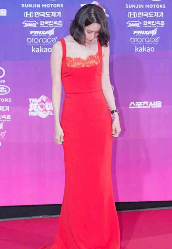 林允儿“丢”掉清纯，穿红裙大玩性感，散发轻熟女人味!