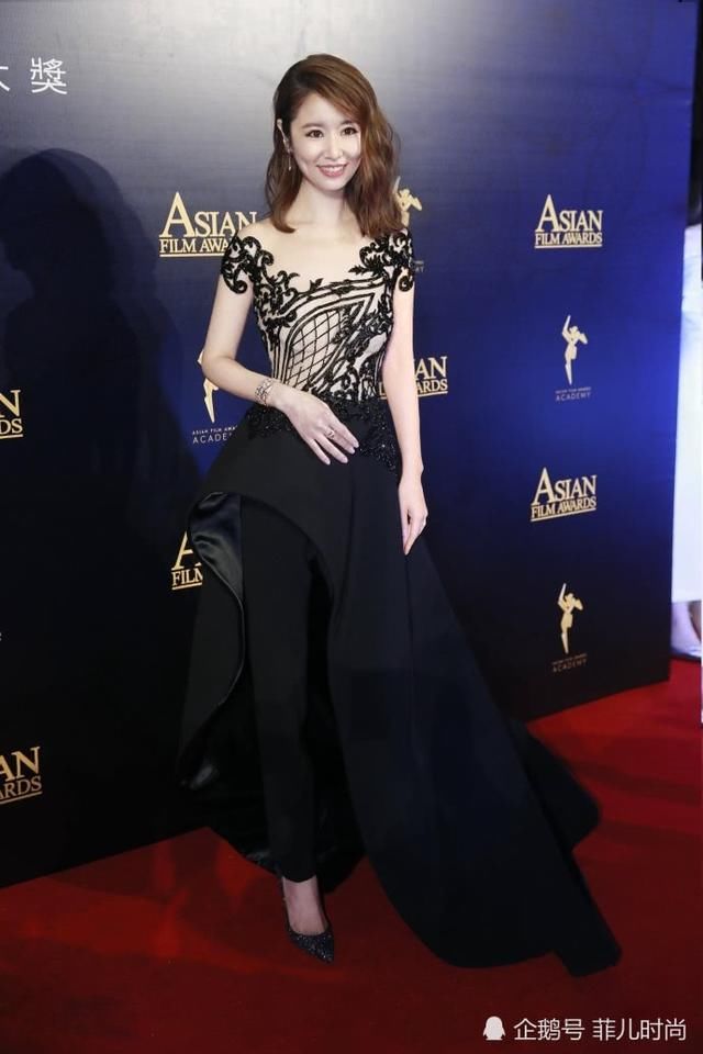 林心如出席活动，裙子下穿小黑裤居然不丑，网友：42岁就该这样穿