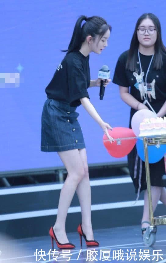 杨幂仗着自己有一双好腿,上半身平淡无奇,脚上鞋子却过分了