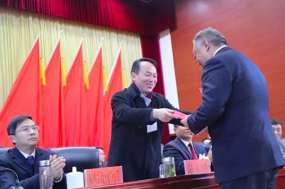 那位白了头的80后干部，当选县政协副主席。