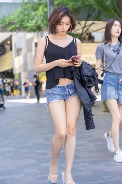 气质优雅的姐姐把紧身热裤穿出了新高度，凹凸曼妙身材尽显健康