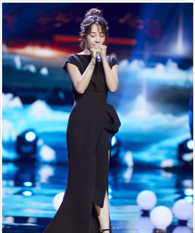 白百何这腿也太长了吧！只不过穿双高跟鞋，说她一米九我都信