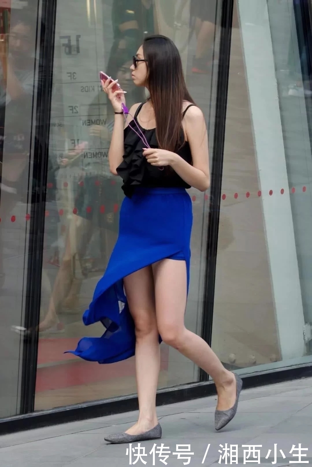 玲珑有气质的长发美女，一袭蓝裙来微风下吹拂下更显魅力！