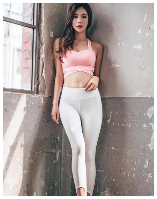 百看不厌的打底裤，小姐姐勾勒出完美曲线，非常的吸睛！