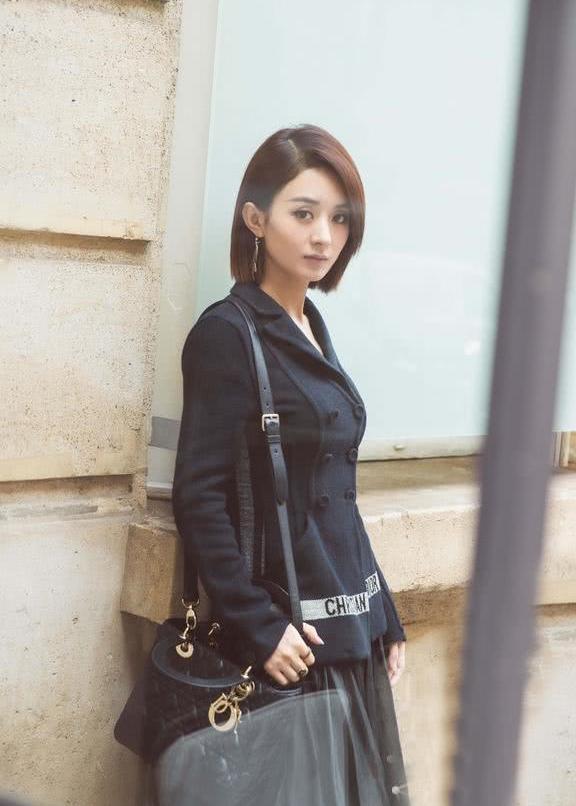 赵丽颖巴黎街头照曝光 宽松黑色V领裙气场1米8