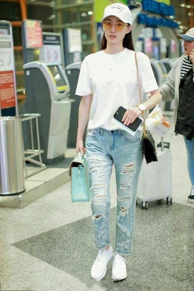 王丽坤顶着素颜现身,白T配格外裙尽显小清新,网友:我又恋爱了