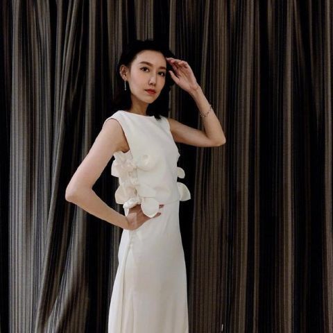 『 开叉』大开叉长裙性感,红色衬衫配A字裙时尚减龄,37岁高露终于变了