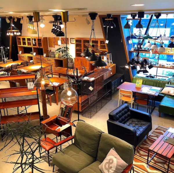 用做杂志的方式开了一家杂货店，店面每天都在变“脸”!