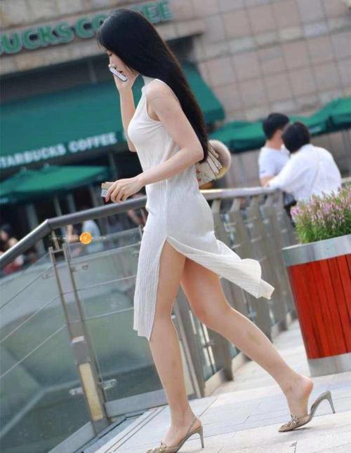 路人街拍：很瘦的高挑小姐姐，吊带装这样穿，不怕没朋友吗