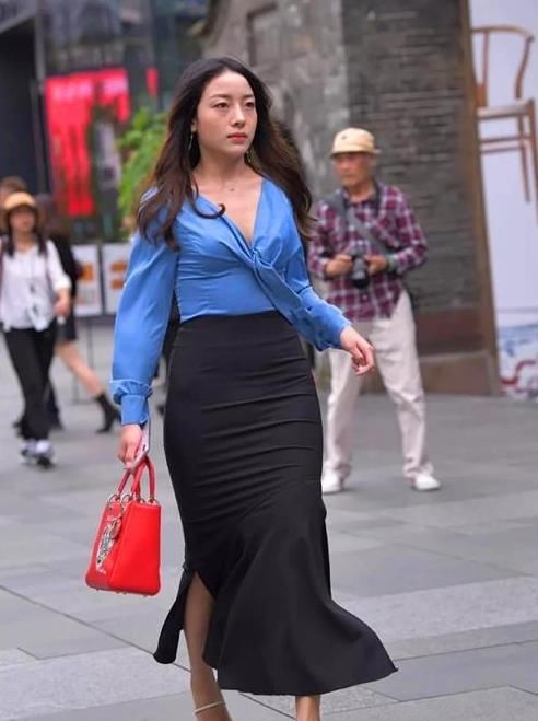 「气质」街拍:明眸善睐的小姐姐,一件白色上衣配蓝色休闲裤,时尚气质范