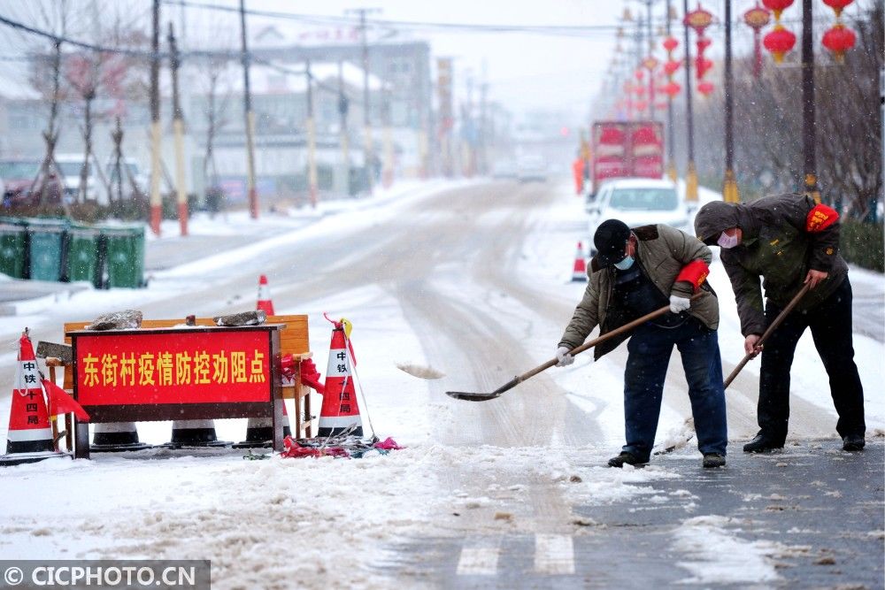  人员在风雪|山东青岛：雪中坚守抗疫情