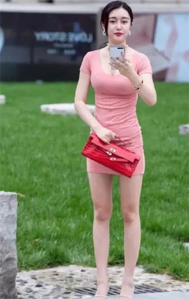 街头打电话小姐姐尽显凹凸身材，这样的小姐姐女人味十足