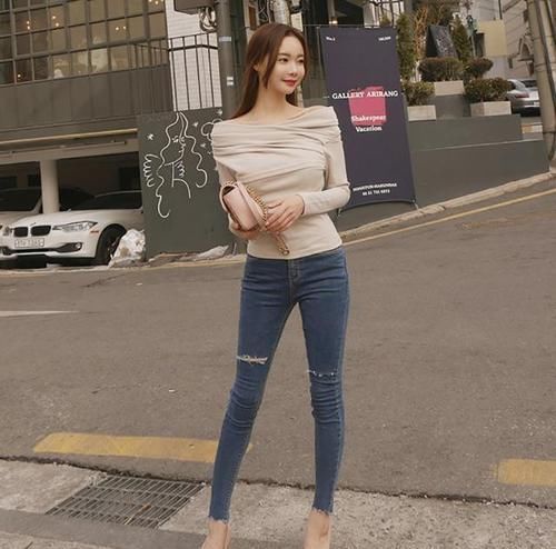  『漂亮』身穿紧身牛仔裤的美女，打扮实在漂亮，给人梦幻的感觉