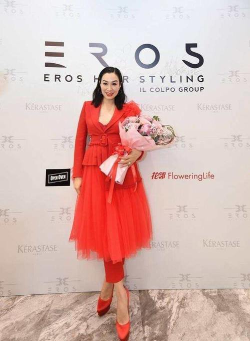 钟丽缇现身机场，T恤搭腰封秒变小腰精，不料却被赘肉抢去了镜头