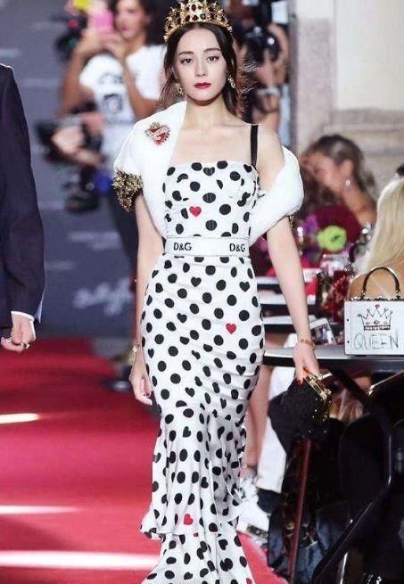 张韶涵两次撞衫迪丽热巴，网友：差距一目了然！