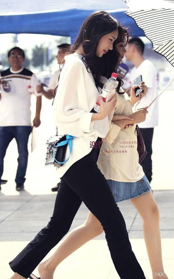 街拍：紧身黑色短裤与短T恤，完美结合很显气质！