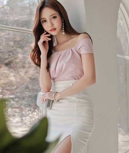 长得漂亮,气质出众的紧身裙美女,轻松秀出完美身材!!