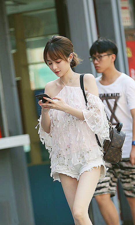 路人街拍，真是个好看的小姐姐啊，大长腿更是美极了