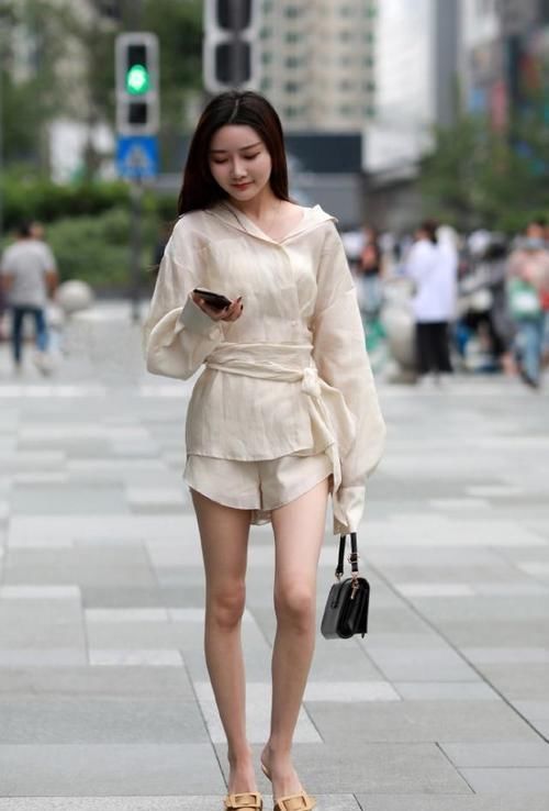  #迷人#路人街拍，姑娘美艳迷人，穿粉红色的T恤，非常迷人