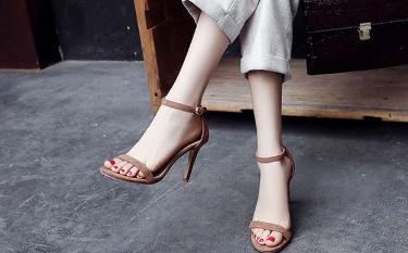尖头细跟，能将女生的脚踝修饰得纤巧精致，恰到好处！