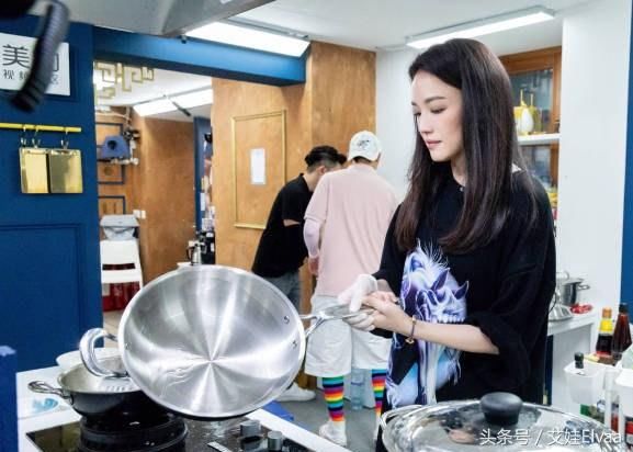 舒淇《中餐厅2》第七集私服，42岁黑色路人装，做最亮眼的美少女