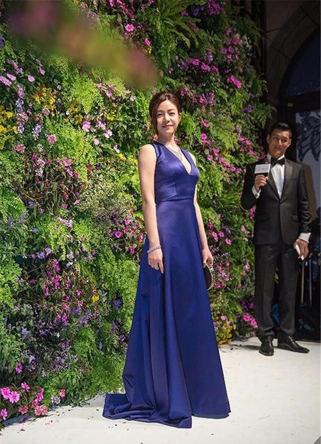 陈妍希是不知道自己胖吗?穿上这裙子腰部的赘肉都要溢出屏幕了!