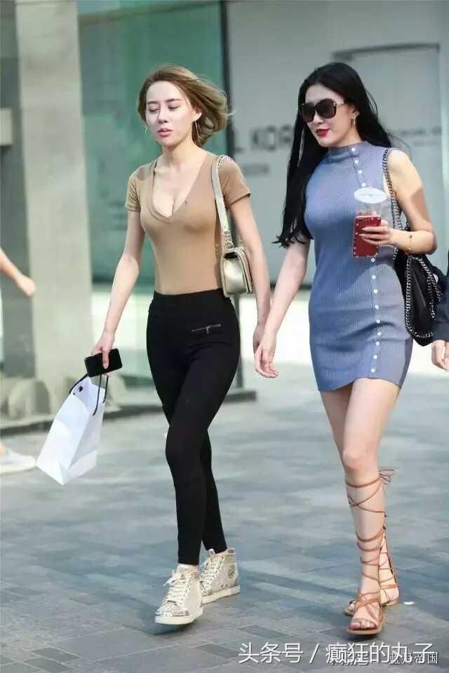 街头遇见两位美女，紧身裤VS包臀裙，究竟谁更有魅力