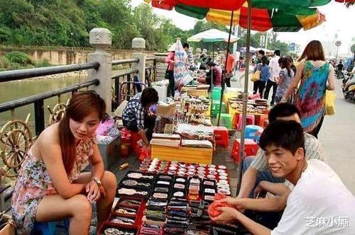 #无疑还#中越边境的美女小贩,什么都敢卖,却有样东西让中国男性接受不来