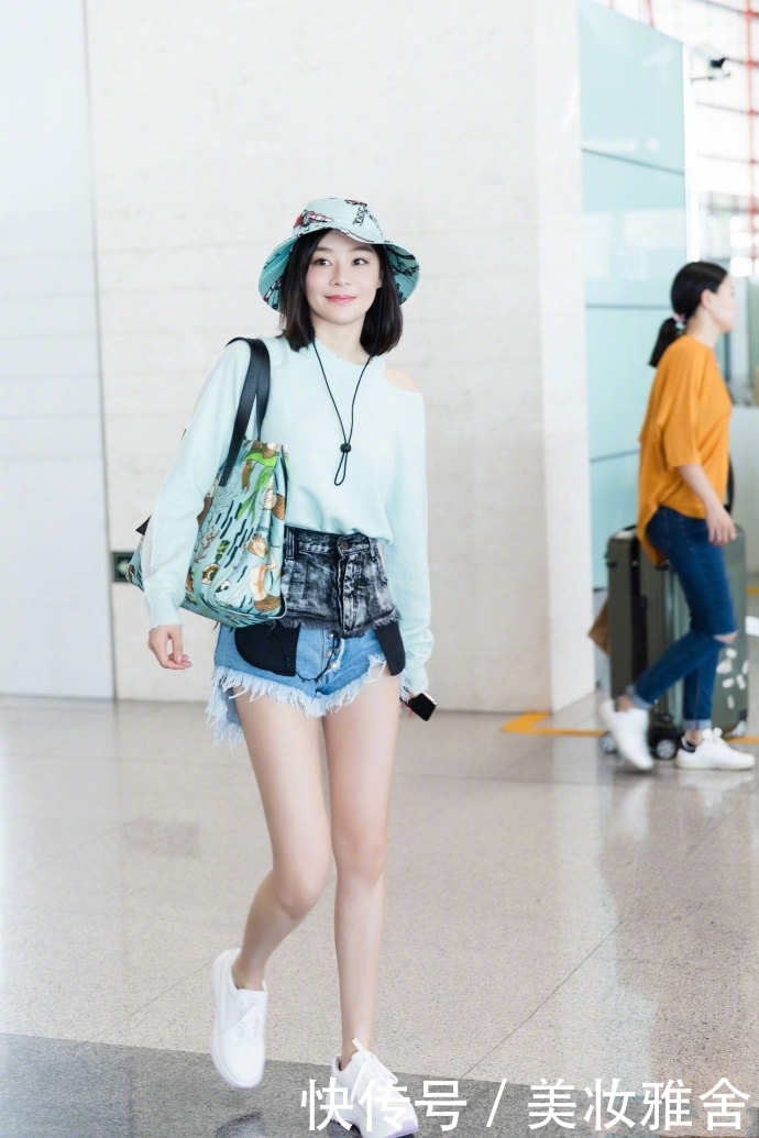 袁姗姗厉害呀！随便缝半条牛仔裤也能当裙穿，网友：不当设计多亏